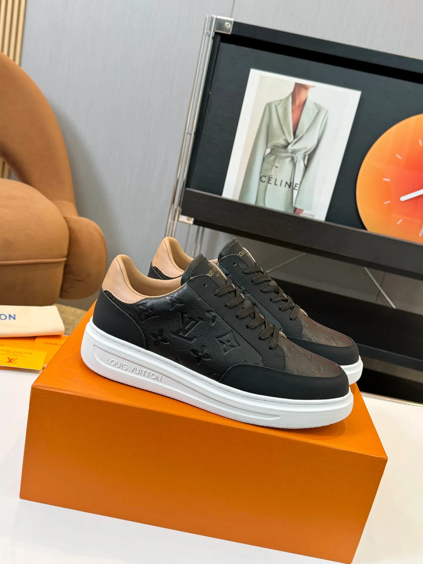 Men's Men's Shoes 💰620💰 LV [Beverly Hills Sports Shoes Series] This Beverly Hills sports shoes are made of grained cow leather with Damier pattern, echoing the current season's leather goods series. The thick rubber outsole is lightweight, and an embossed Louis Vuitton logo adds a branding touch. Padded insole and technical fabric lining enhance comfort.  Detailed Features ♛ Silk cowhide ➕ Tumbled cowhide ♛ Ultra-light rubber outsole ♛ Louis Vuitton logo on tongue and outsole ♛ Size: 38-46